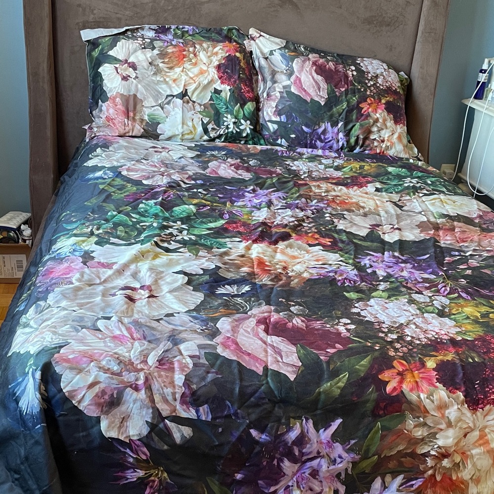 Floral Bedding Set - Black and Green NWT